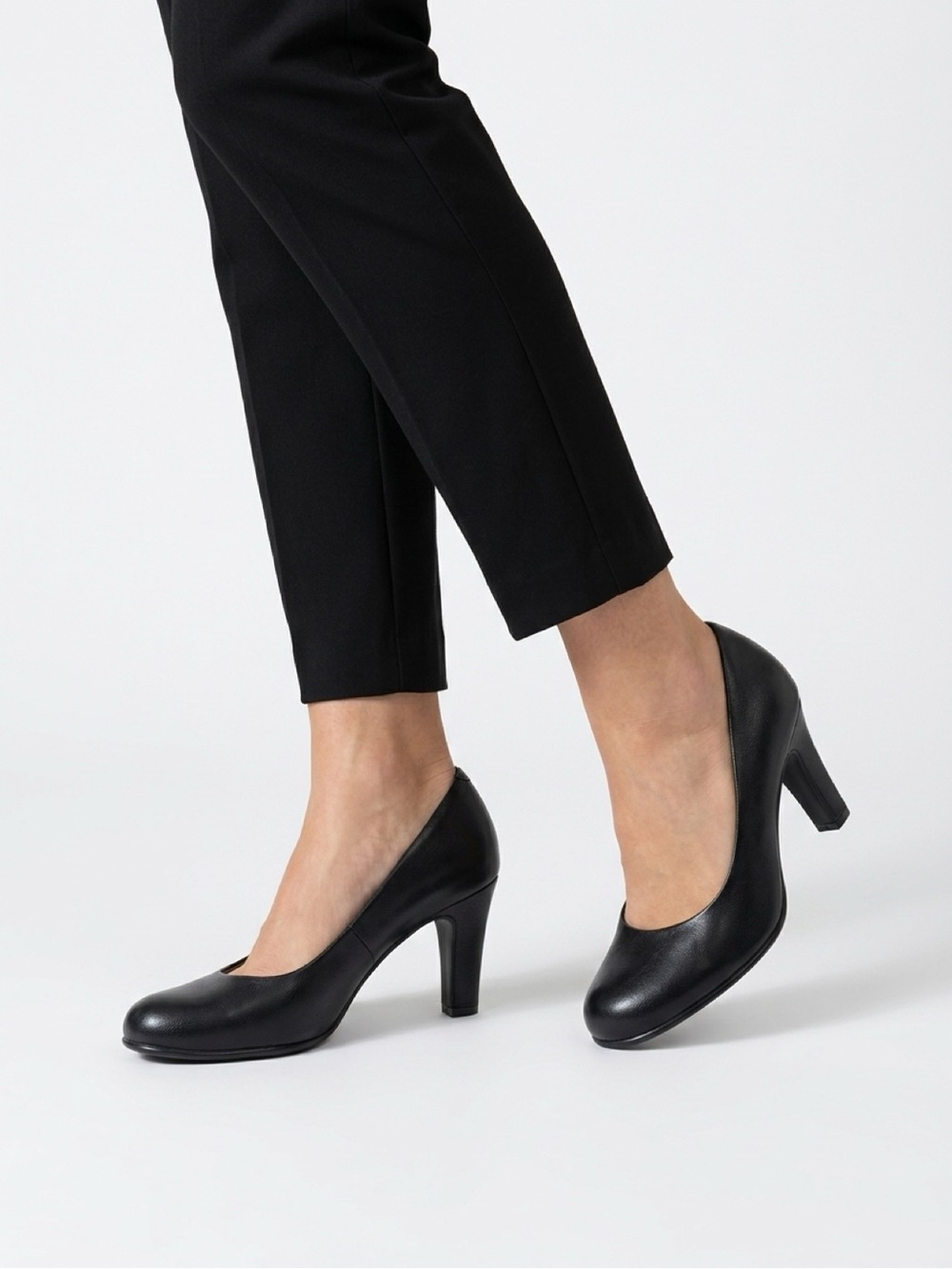 AEROSOLES Black Round-Toe Mid Heel Pumps